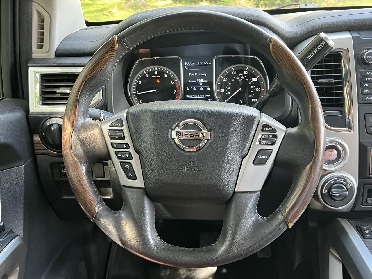 Nissan Titan SV Crew Cab 4WD 2017