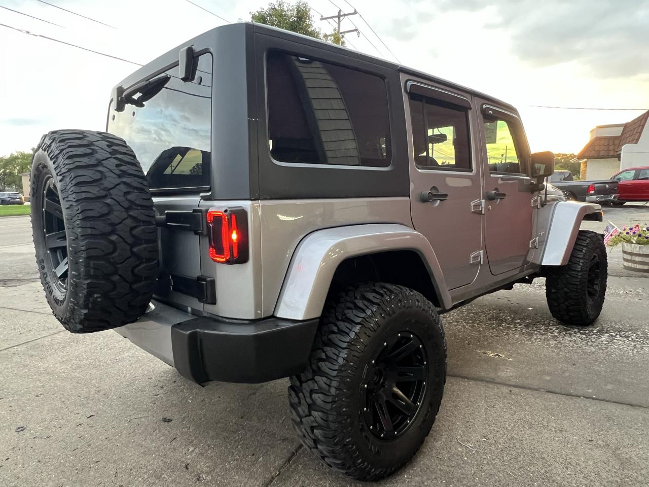 Jeep Wrangler Unlimited 4WD 4dr Sahara 2016