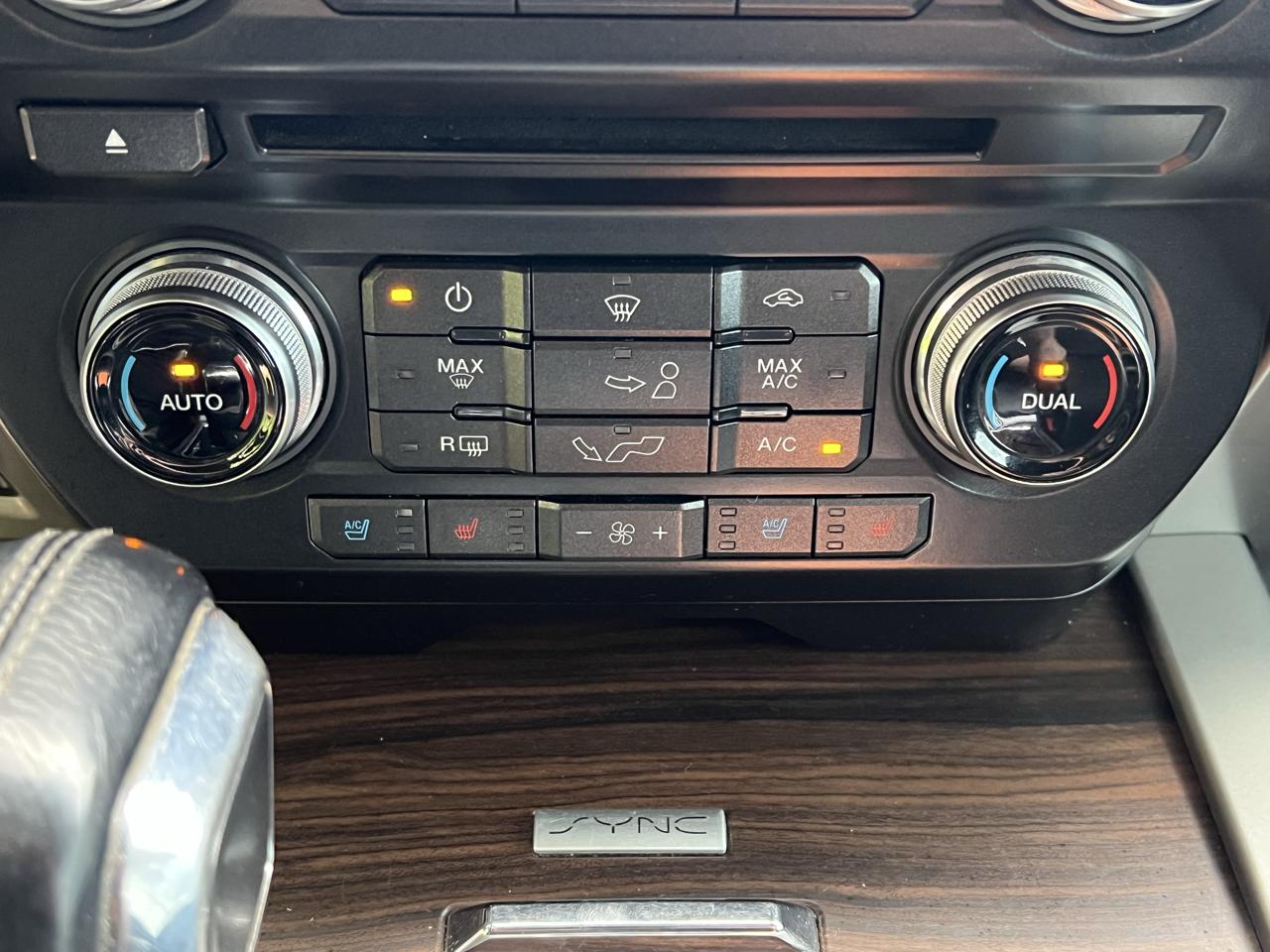 Ford F-150 4WD SuperCrew 145" Lariat 2017