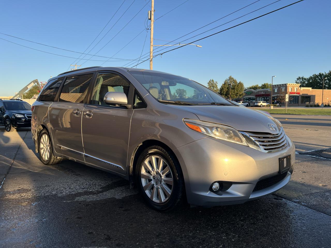 Toyota Sienna 5dr 7-Pass Van Ltd Premium FWD (Natl) 2017