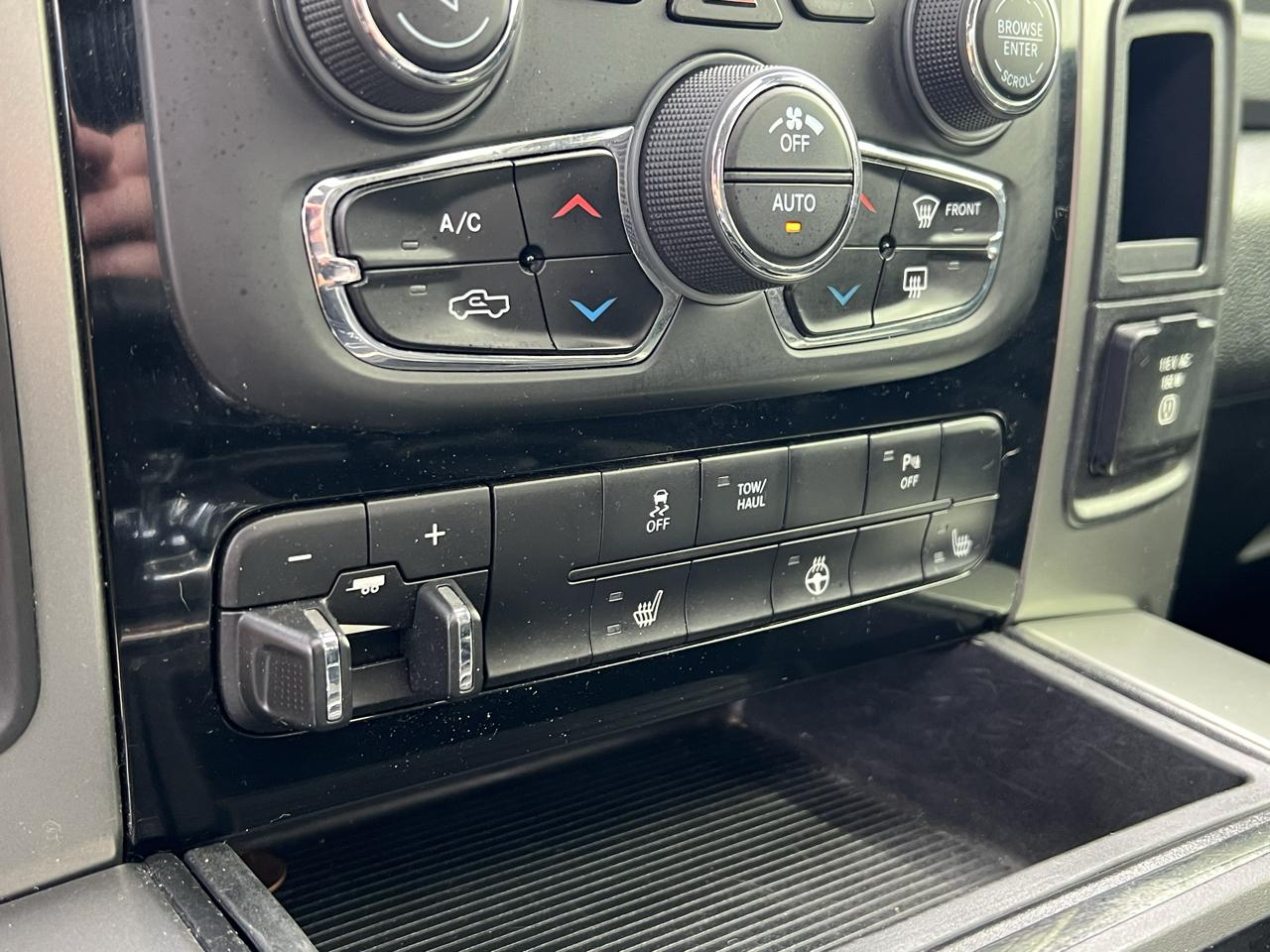 RAM 1500 4WD Crew Cab 140.5" Sport 2013