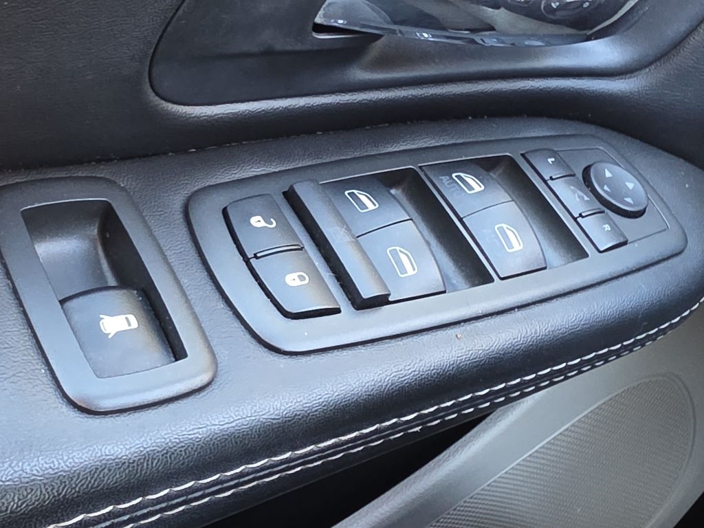 Chrysler Town & Country 4dr Wgn Touring-L 30th Anniversary 2014 Chrysler Town & Country 4dr Wgn Touring-L 30th Anniversary 2014