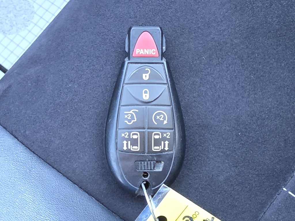 Chrysler Town & Country 4dr Wgn Touring-L 30th Anniversary 2014 Chrysler Town & Country 4dr Wgn Touring-L 30th Anniversary 2014