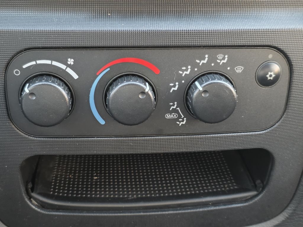 Dodge Ram 1500 2dr Reg Cab 120.5" WB SLT 2003