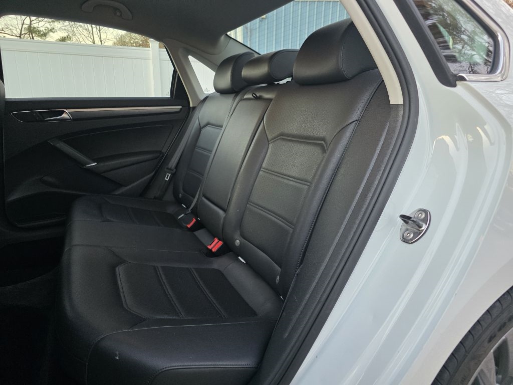 Volkswagen Passat R-Line w/Comfort Pkg Auto 2017