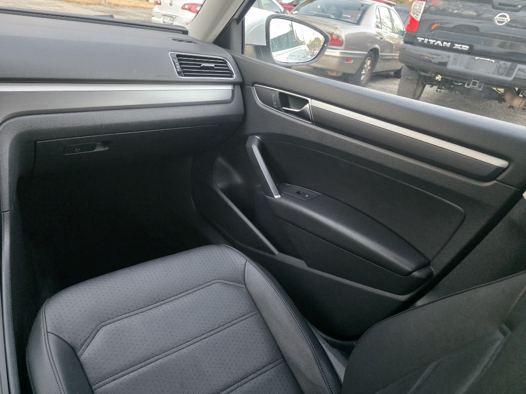 Volkswagen Passat R-Line w/Comfort Pkg Auto 2017