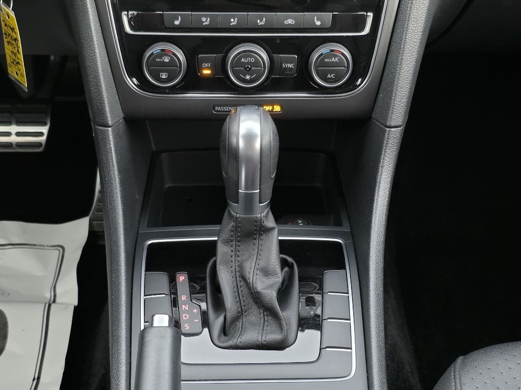 Volkswagen Passat R-Line w/Comfort Pkg Auto 2017