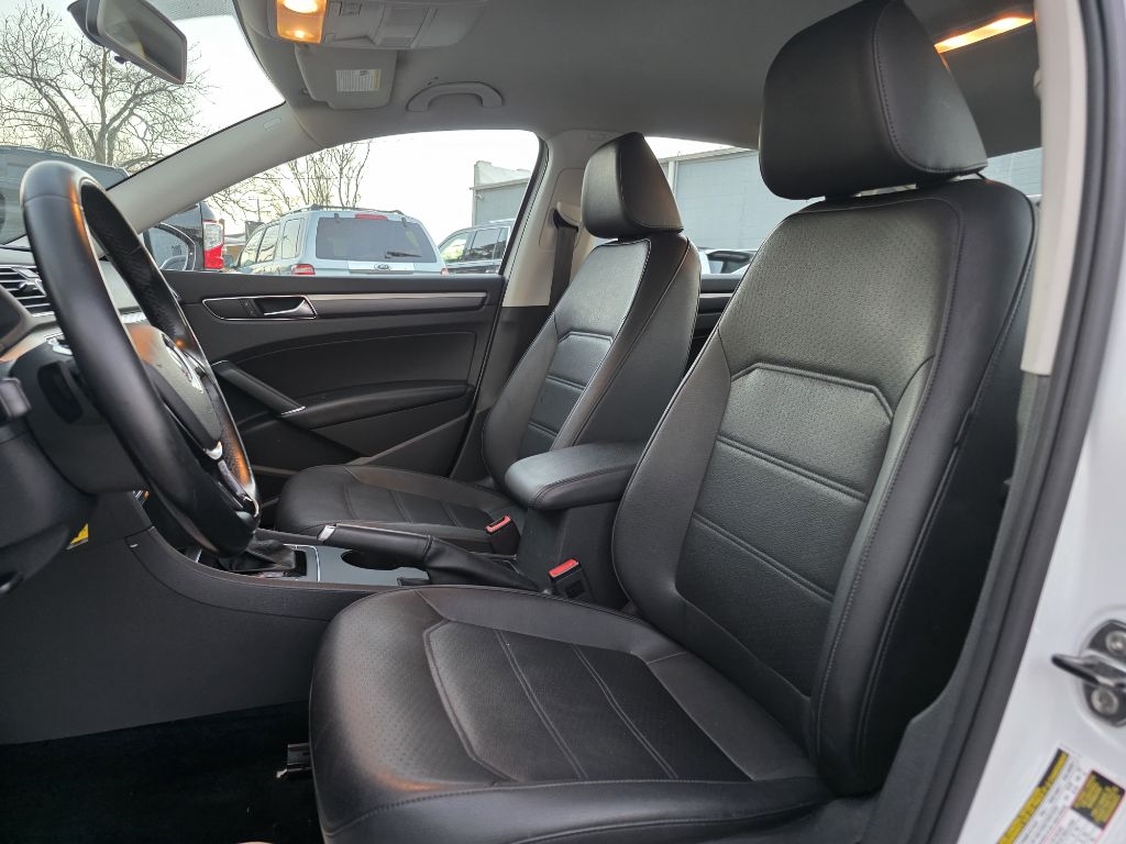 Volkswagen Passat R-Line w/Comfort Pkg Auto 2017