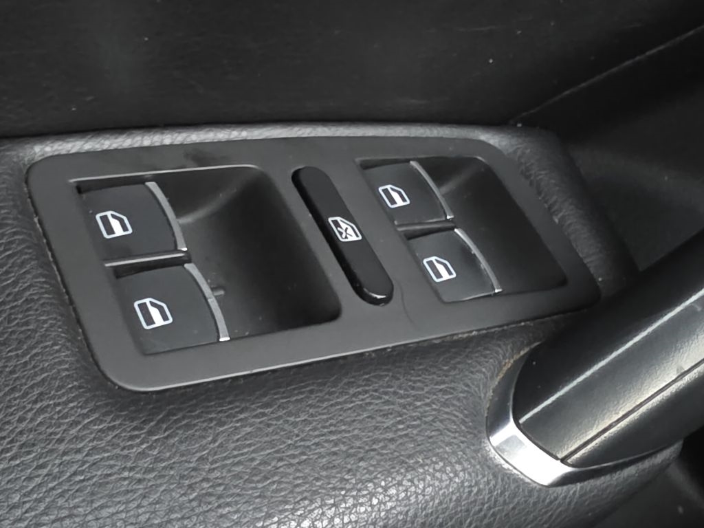 Volkswagen Passat R-Line w/Comfort Pkg Auto 2017