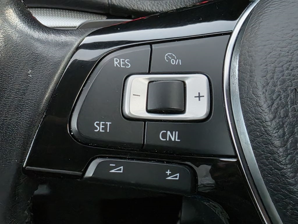 Volkswagen Passat R-Line w/Comfort Pkg Auto 2017