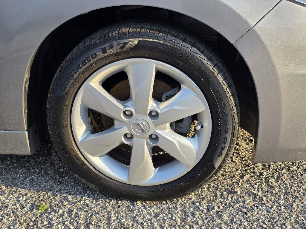 Nissan Versa 5dr HB CVT 1.8 SL 2012