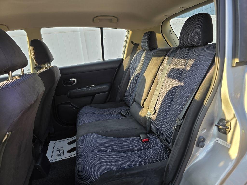 Nissan Versa 5dr HB CVT 1.8 SL 2012