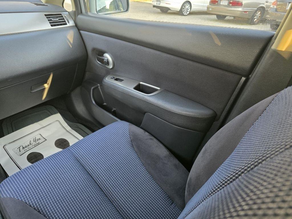 Nissan Versa 5dr HB CVT 1.8 SL 2012