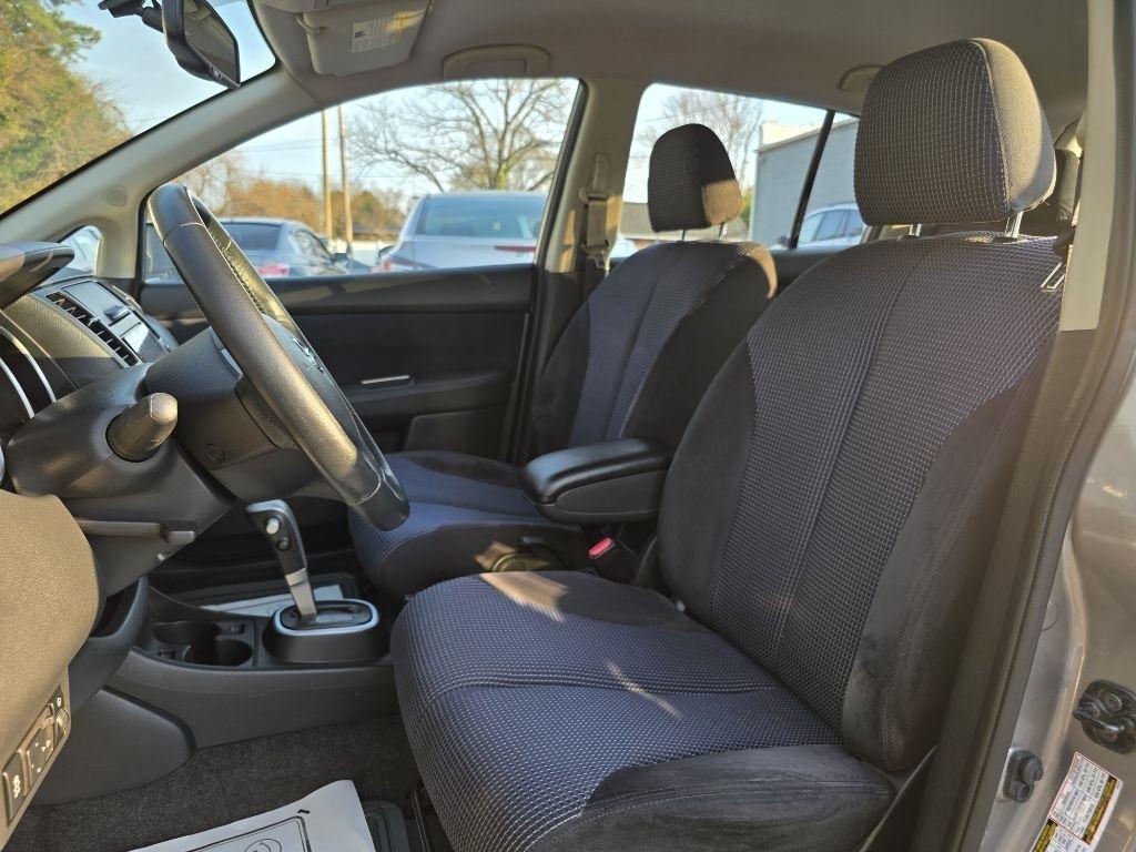 Nissan Versa 5dr HB CVT 1.8 SL 2012