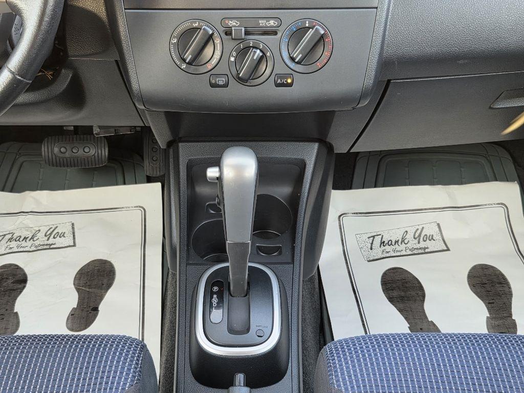 Nissan Versa 5dr HB CVT 1.8 SL 2012