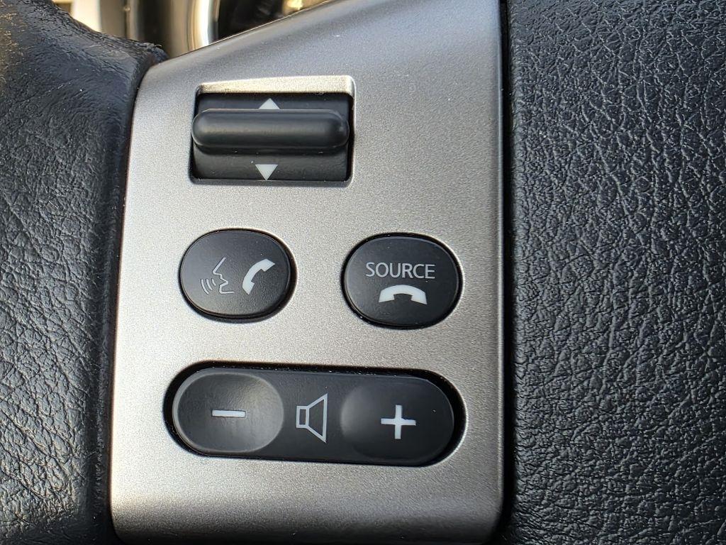 Nissan Versa 5dr HB CVT 1.8 SL 2012