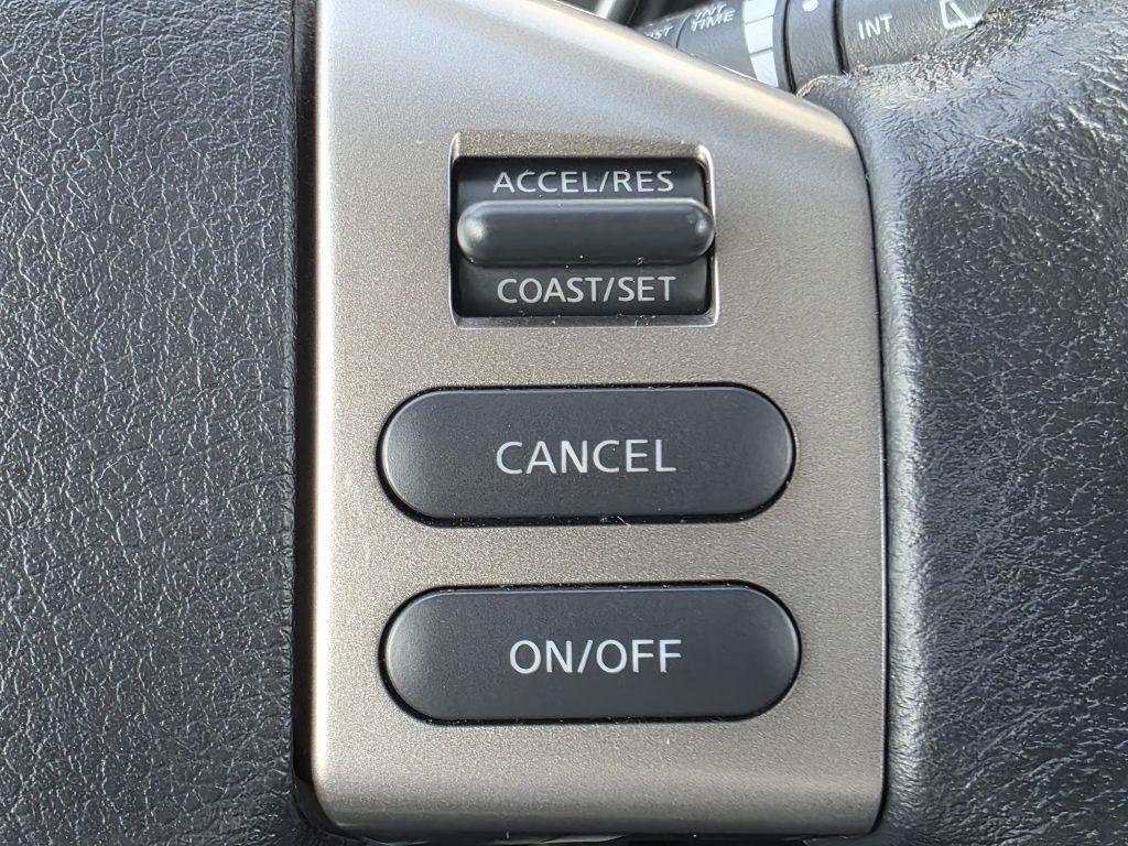 Nissan Versa 5dr HB CVT 1.8 SL 2012