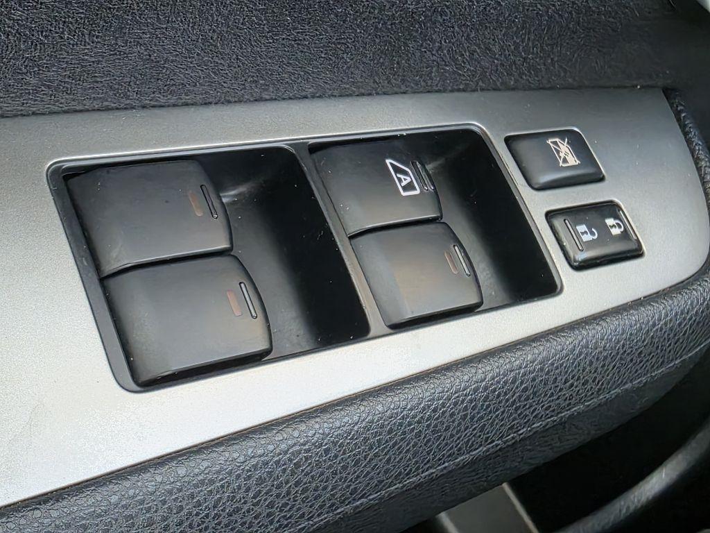 Nissan Versa 5dr HB CVT 1.8 SL 2012