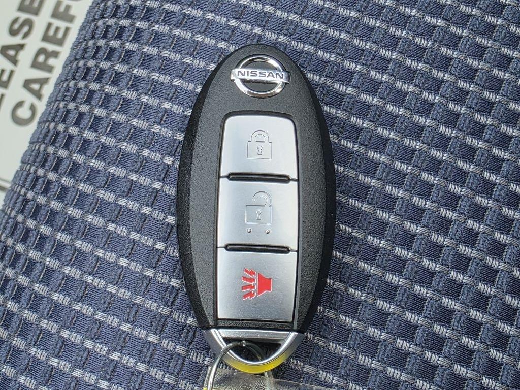 Nissan Versa 5dr HB CVT 1.8 SL 2012