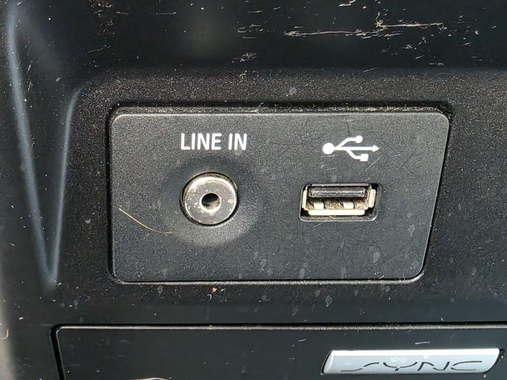 Ford F-150 4WD SuperCrew 157" Lariat w/HD Payload Pkg 2015