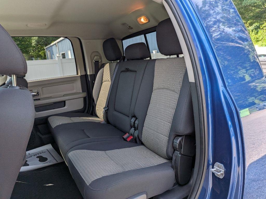 Dodge 2500 4WD Mega Cab 160.5" SLT 2011