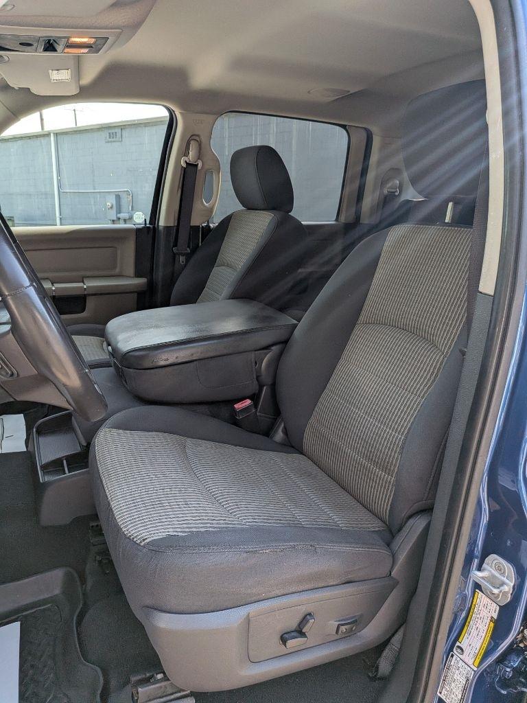 Dodge 2500 4WD Mega Cab 160.5" SLT 2011