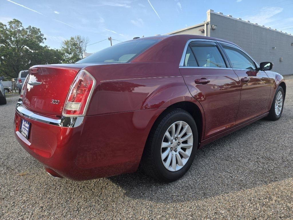 Chrysler 300 4dr Sdn V6 RWD 2012