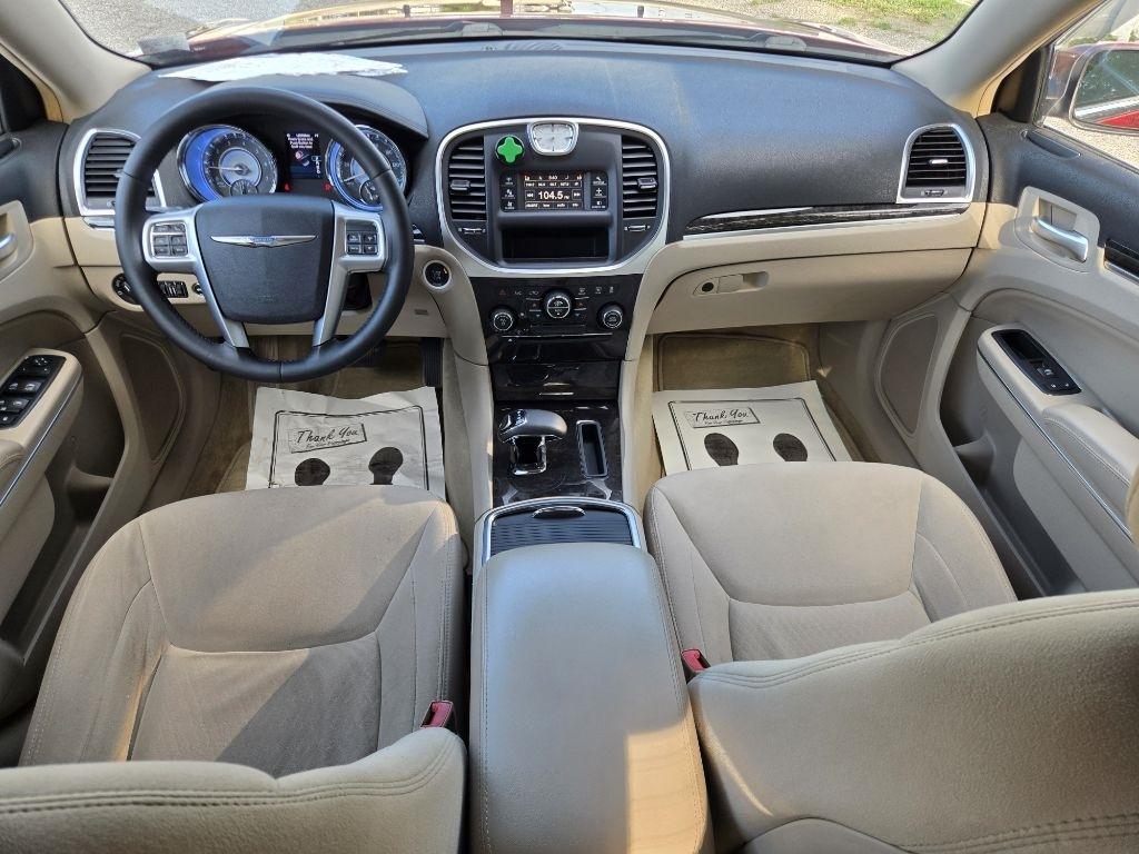 Chrysler 300 4dr Sdn V6 RWD 2012