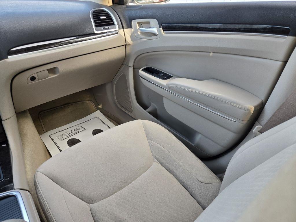 Chrysler 300 4dr Sdn V6 RWD 2012
