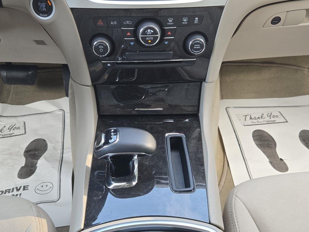 Chrysler 300 4dr Sdn V6 RWD 2012