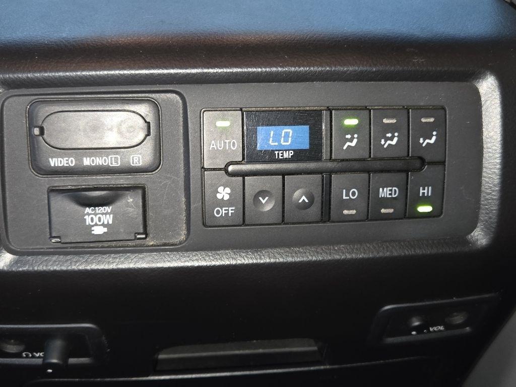 Toyota Sequoia 4WD 5.7L Platinum (Natl) 2015