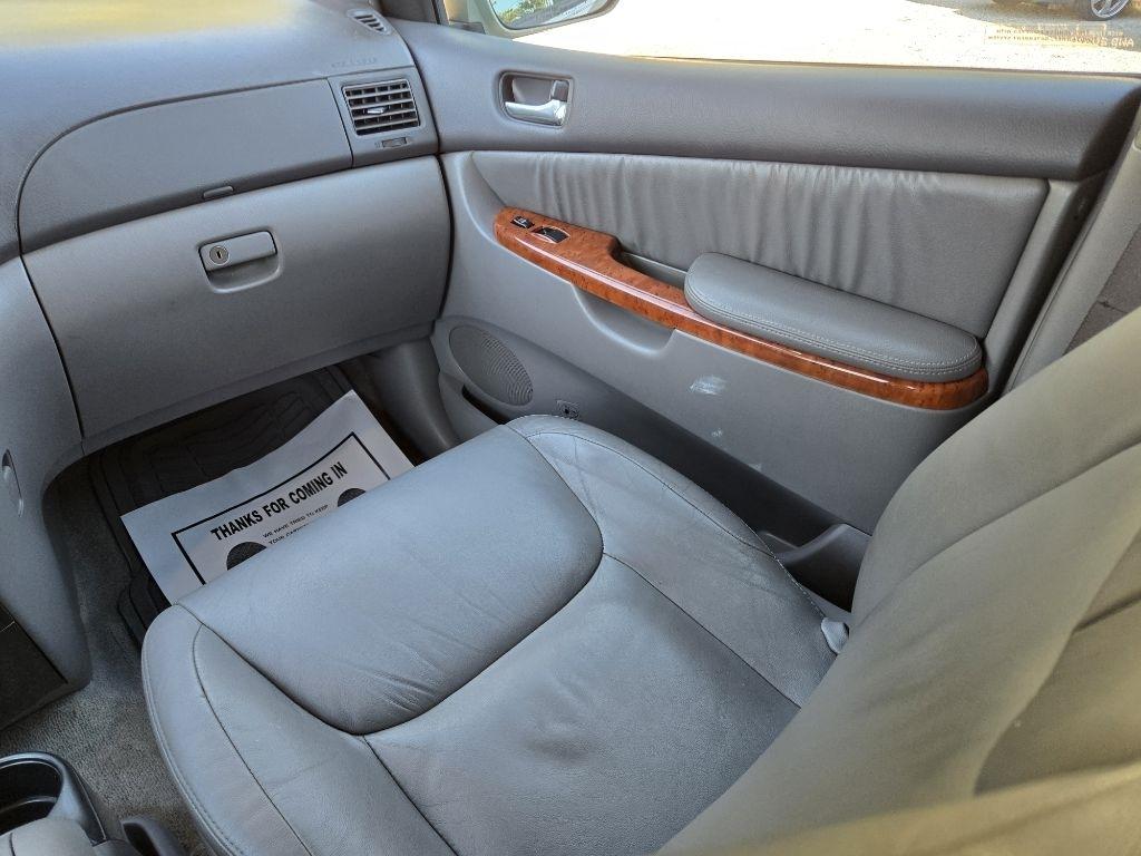 Toyota Sienna 5dr 7-Pass Van XLE FWD (Natl) 2008