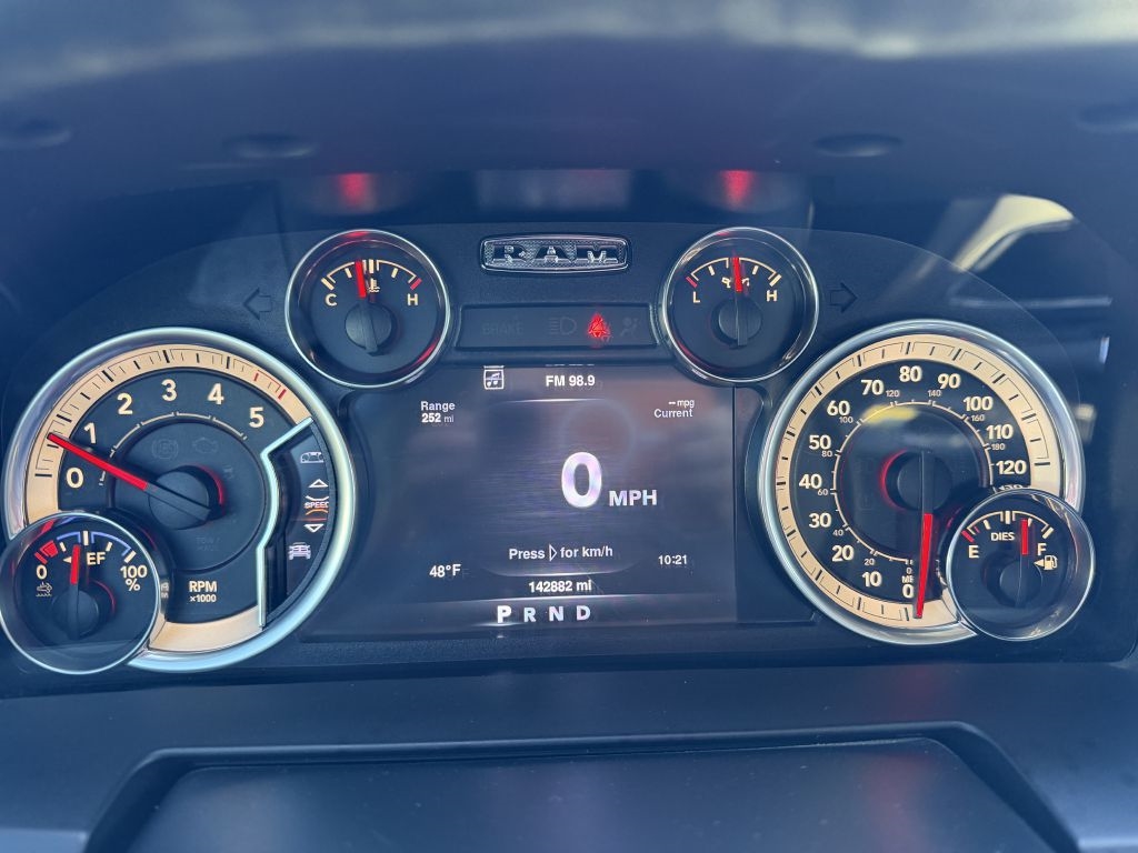 RAM 1500 4WD Crew Cab 140.5" Laramie 2016