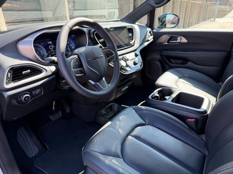 Chrysler Pacifica Select 2026