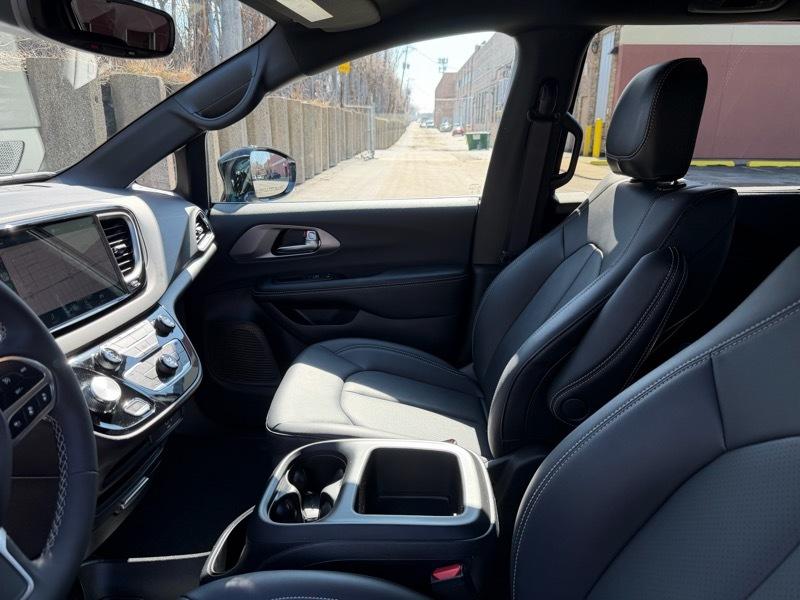 Chrysler Pacifica Select 2026