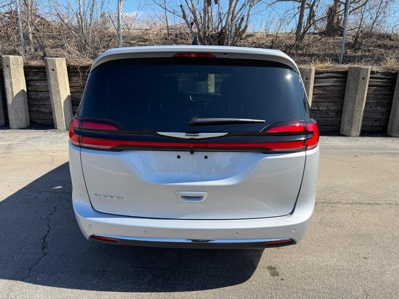 Chrysler Pacifica Select 2026