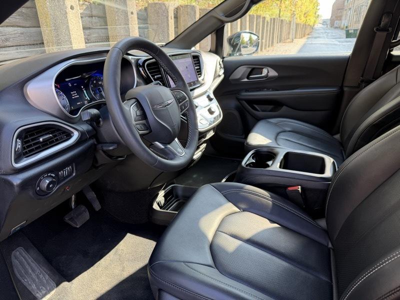 Chrysler Pacifica Select 2025