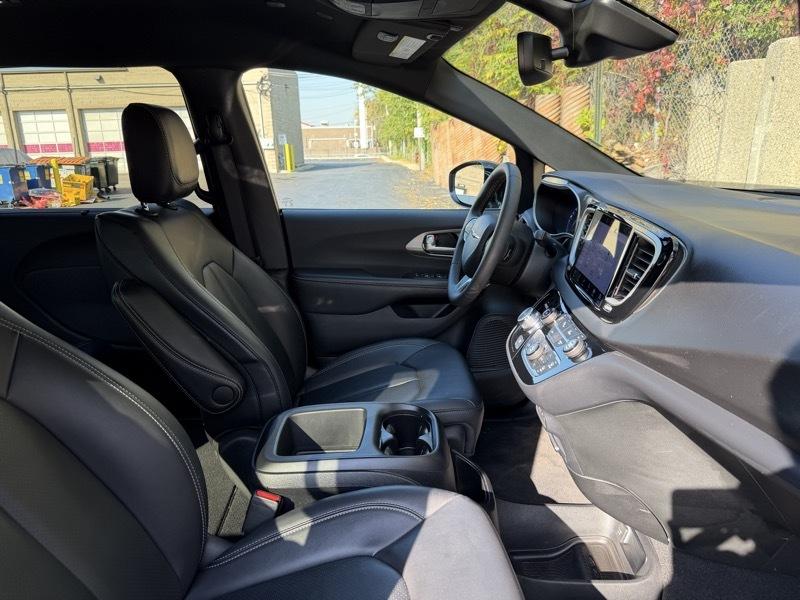 Chrysler Pacifica Select 2025