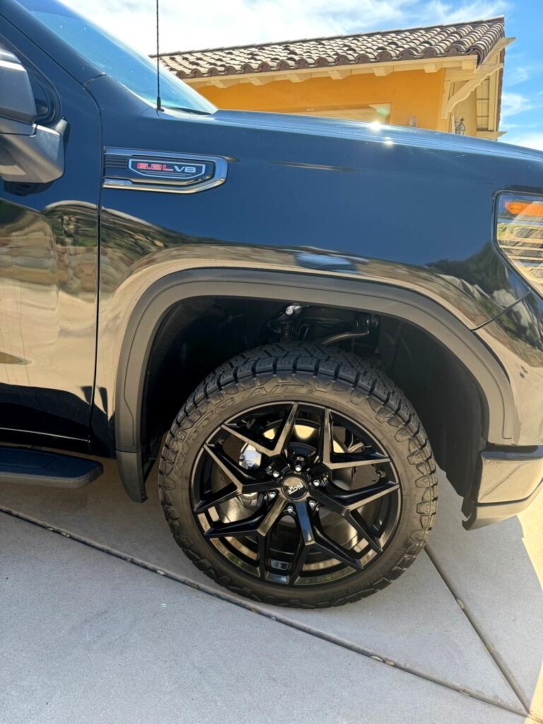 GMC Sierra 1500 AT4 Crew Cab 4WD 2024