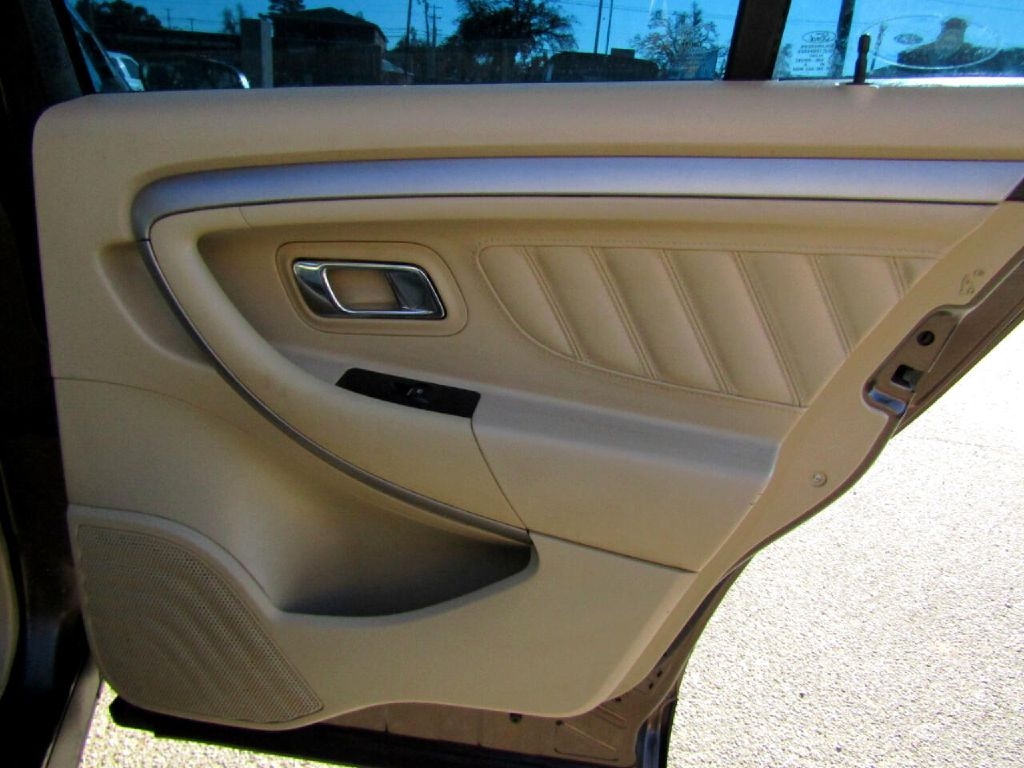 Ford Taurus SE FWD 2016