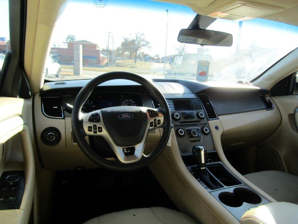 Ford Taurus SE FWD 2016