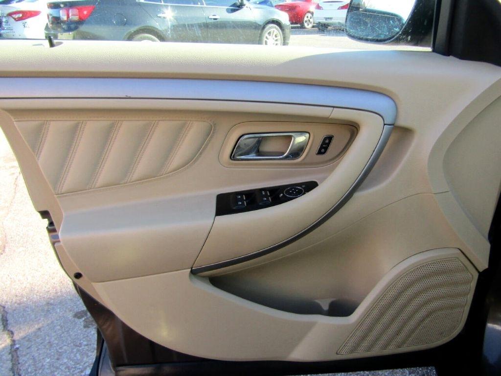 Ford Taurus SE FWD 2016