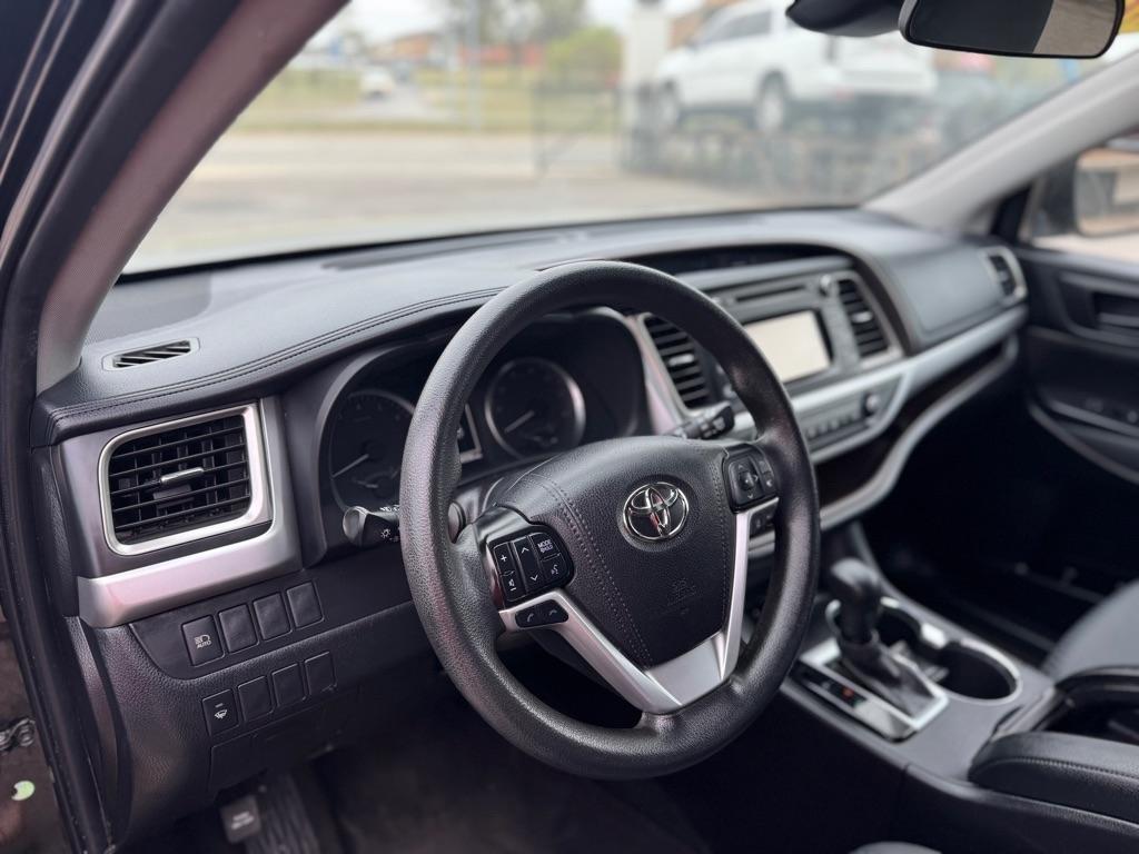 Toyota Highlander LE Plus FWD V6 2019