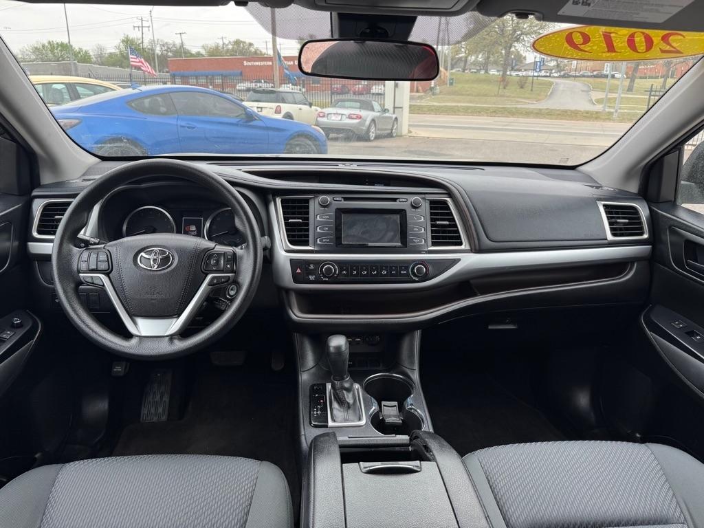 Toyota Highlander LE Plus FWD V6 2019