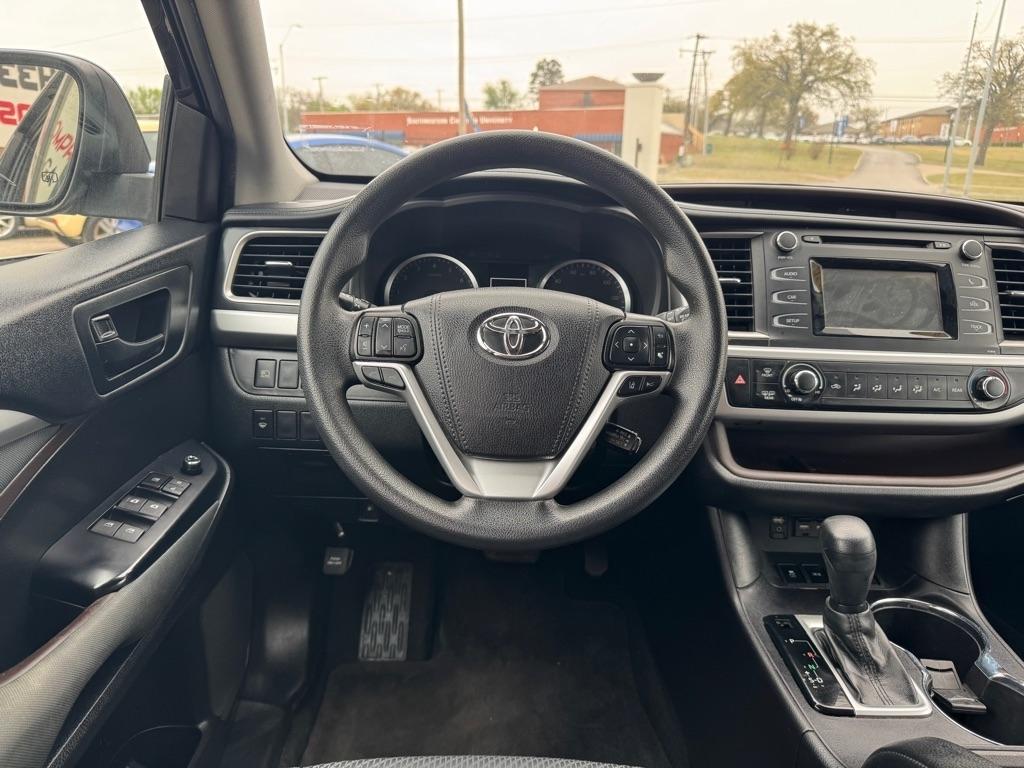 Toyota Highlander LE Plus FWD V6 2019