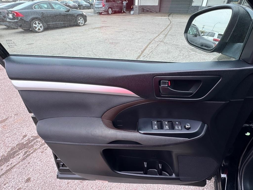 Toyota Highlander LE Plus FWD V6 2019