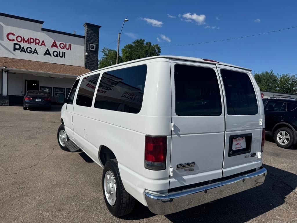 Ford Econoline E-350 Super Duty 2011