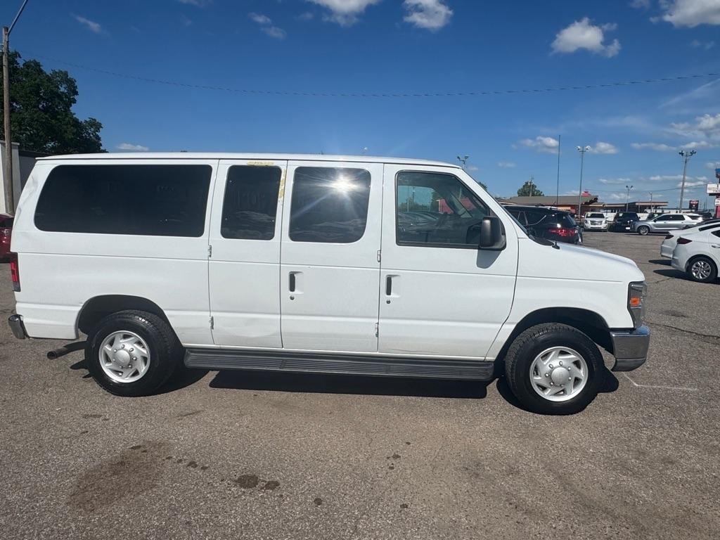 Ford Econoline E-350 Super Duty 2011