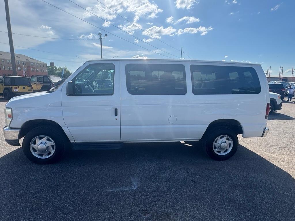 Ford Econoline E-350 Super Duty 2011