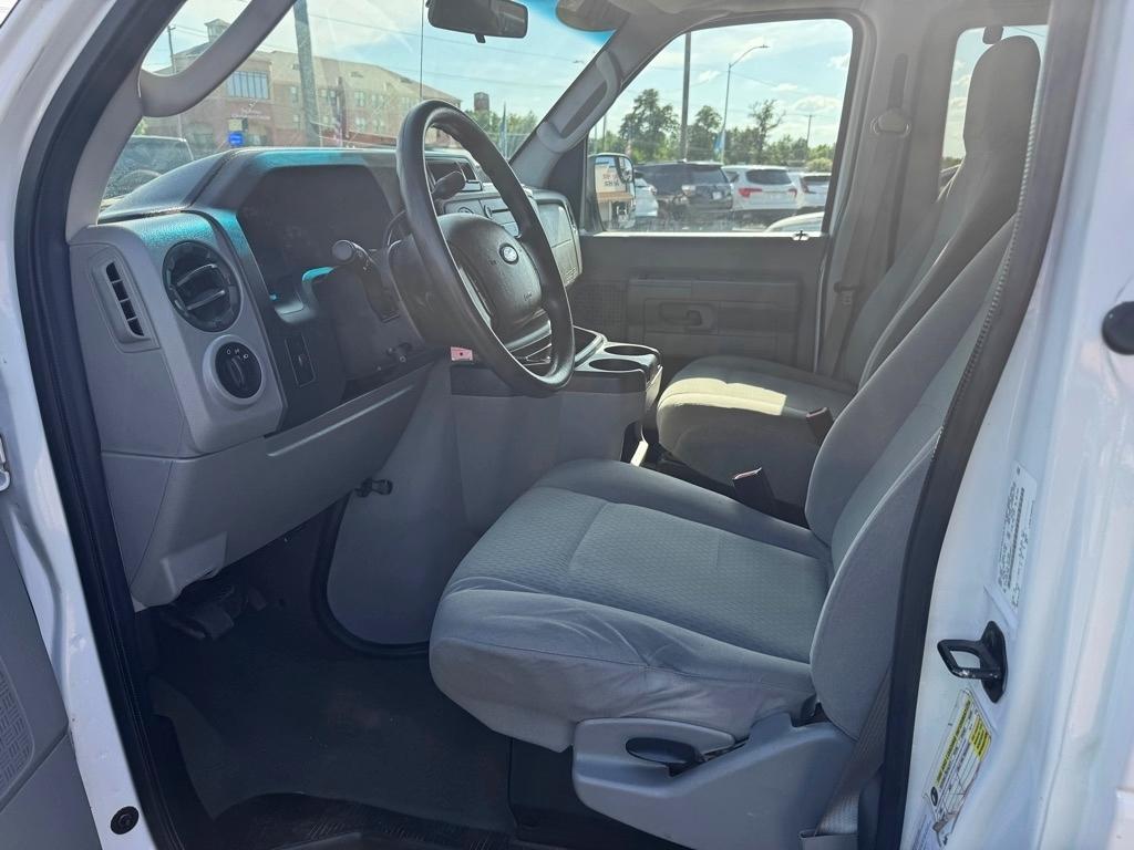 Ford Econoline E-350 Super Duty 2011